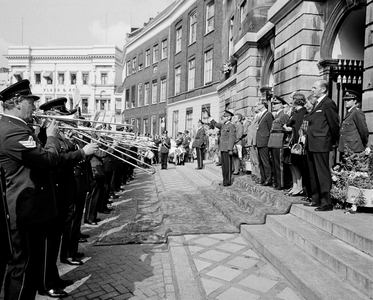 855209 Afbeelding van de uitvoering van een serenade door politiemuziekkoprsen uit Den Haag, Rotterdam, Eindhoven en ...